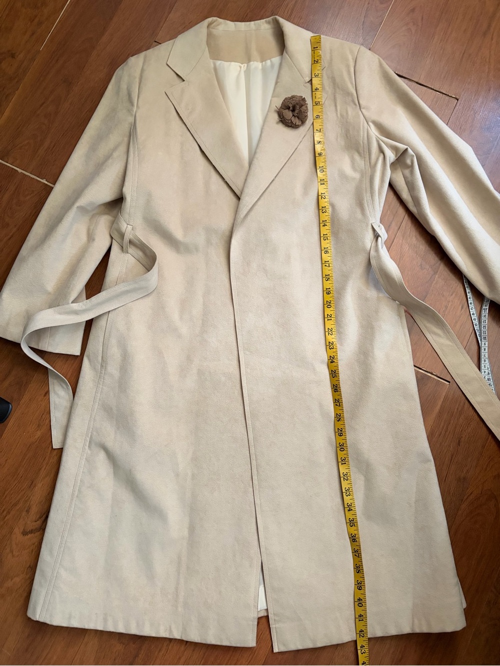 Vintage 1970s tan open-front faux suede belted trench coat w/faux suede brooch - Picture 10 of 10